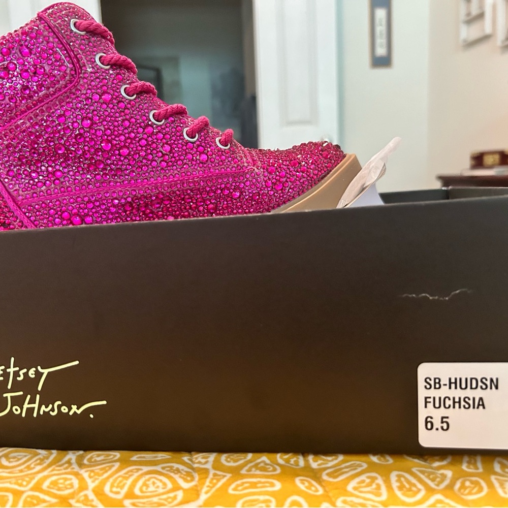 NIB Retired Fuchsia SB-Hudson by Betsey Johnson